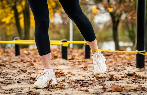 Mädchen Die Herbst Freien Beine Mit Elastischem Gummiband Machen Beintraining — Stockfoto