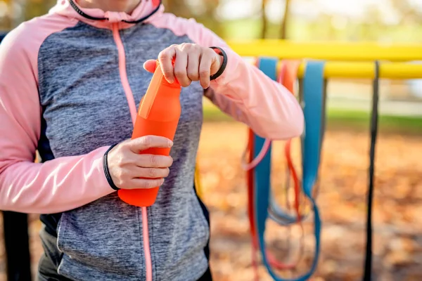 Garota Fitness Abertura Garrafa Com Água Depois Exercitar Parque Outono — Fotografia de Stock