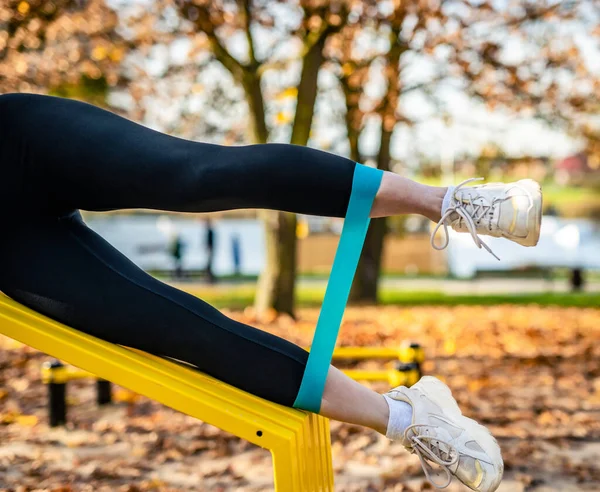 Mädchen Die Herbst Freien Beine Mit Elastischem Gummiband Machen Junge — Stockfoto
