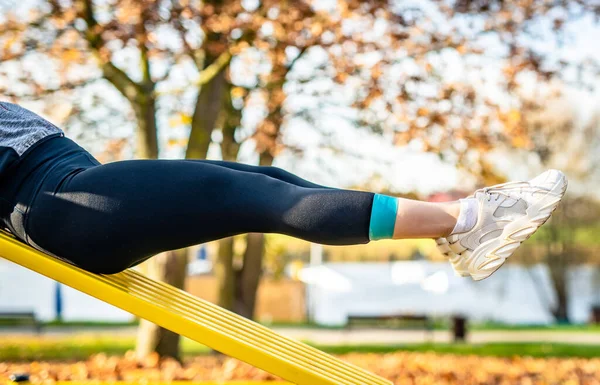 Dziewczyna Trzyma Nogi Górę Podczas Ćwiczeń Ezxercises Czasie Jesieni Świeżym — Zdjęcie stockowe