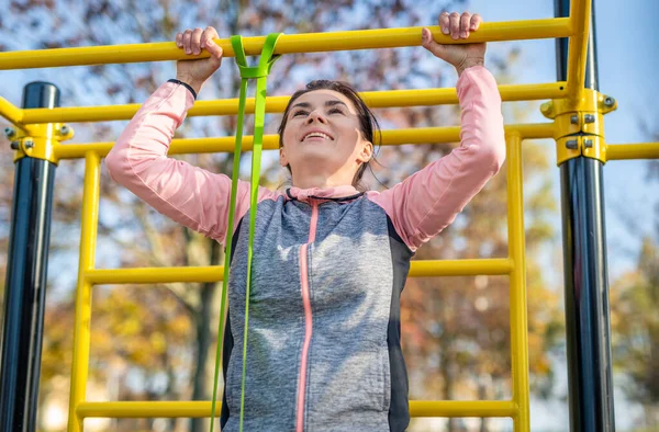 Fitnessmädchen Machen Klimmzüge Herbst Junge Frau Trainiert Park Für Starke — Stockfoto