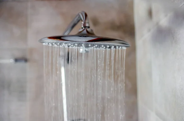 水滴と新鮮なシャワーが飛び散る シャワーヘッドから流れる水 — ストック写真