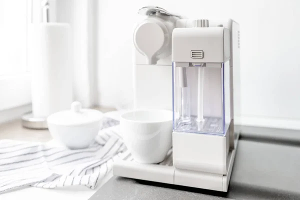 Kahve Makinesi Beyaz Fincanda Kapuçino Hazırlıyor Kahvaltıda Sıcak Kafein Içeceği — Stok fotoğraf