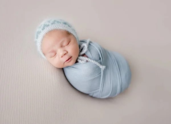 Nowonarodzonego Chłopca Śpiącego Owiniętego Portret Studenta Tkaniny Drzemka Niemowlęcia — Zdjęcie stockowe