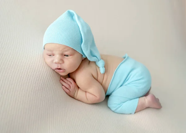 Menino Recém Nascido Usando Calças Malha Chapéu Dormindo Sua Barriga — Fotografia de Stock