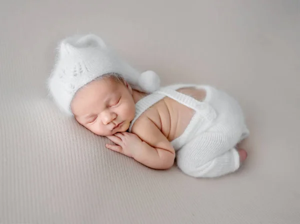 Pasgeboren Jongetje Draagt Gebreide Broek Hoed Slapend Zijn Buik Baby — Stockfoto