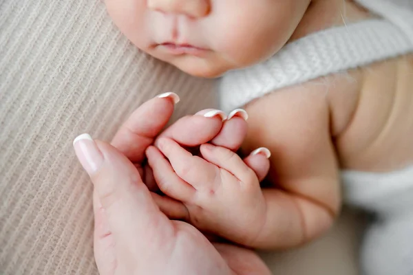 Mãe Mão Segurando Minúsculos Dedos Menino Recém Nascido Close Criança — Fotografia de Stock