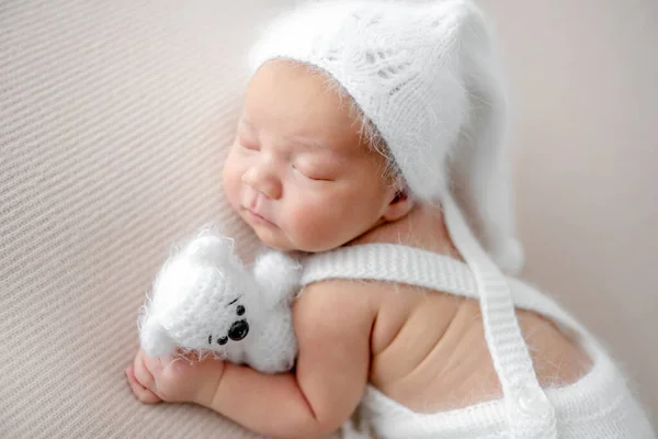 Noworodek Dzianinach Kapeluszu Śpiący Brzuchu Dziecko Śpi Trzyma Rękę Pod — Zdjęcie stockowe
