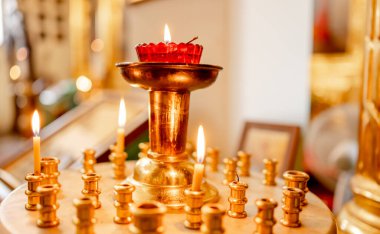 Ortodoks Kilisesi. Hıristiyanlık. Paskalya arifesinde veya Noel 'de geleneksel Ortodoks Kilisesi' nde mum ve ikon yakarak şenlikli iç dekorasyon. Din inancı dua sembolü