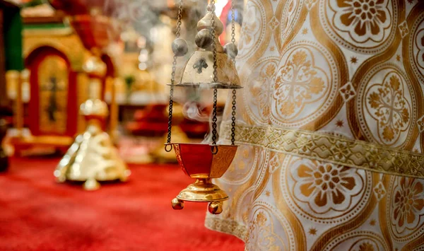 Los Sacerdotes Incienso Ahorcamiento Iglesia Ortodoxa Aroma Cobre Con Carbones — Foto de Stock