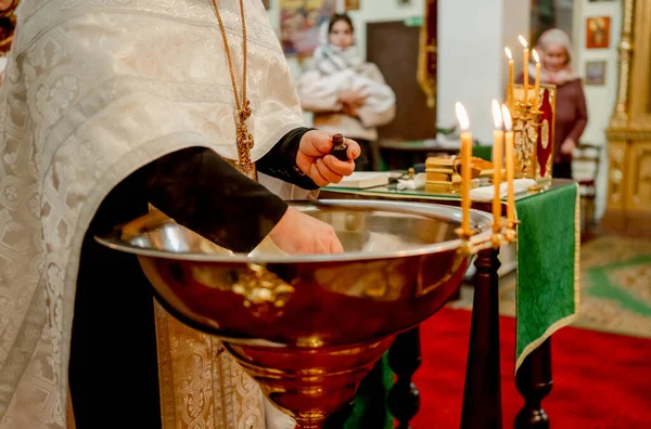 Sacerdotes Entregam Banho Para Batismo Crianças Igreja Ortodoxa — Fotografia de Stock