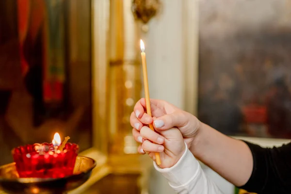Dłoń Kobiety Dziecka Umieściła Świecę Cerkwi Prawosławnej — Zdjęcie stockowe