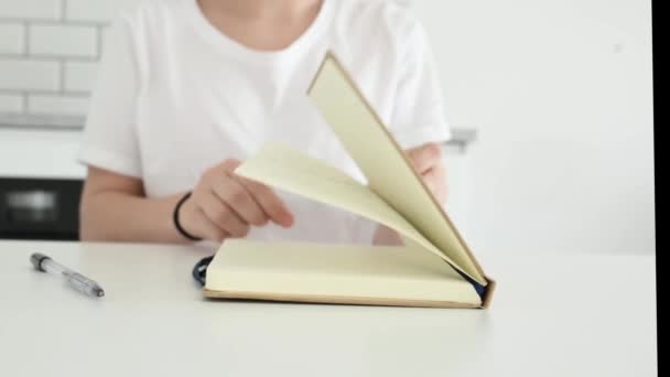 Κορίτσι Που Γράφει Σημειωματάριο Ημερολόγιο Στυλό Γυναίκα Έφηβος Δημιουργία Επιστολή — Αρχείο Βίντεο