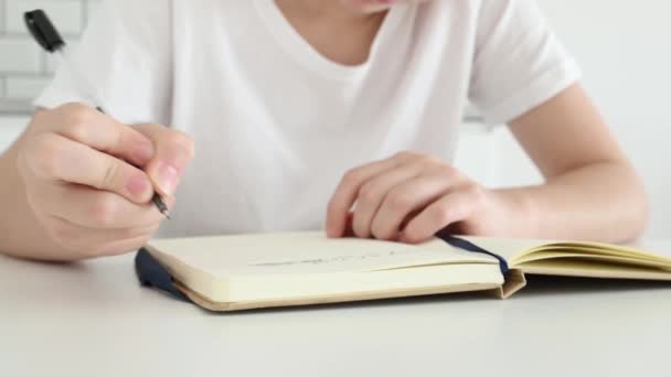 Chica Escribiendo Diario Cuaderno Tachar Texto Escrito Mano Arrancar Papel — Vídeo de stock