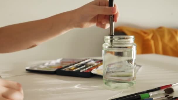 Kinderhände Reinigen Pinsel Aus Aquarellfarbe Transparentem Glas Mit Wasser Kind — Stockvideo