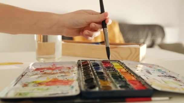 Dětská Ruka Držící Štětec Kreslící Papír Akvarelovou Barvou Dětská Malba — Stock video