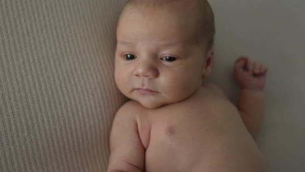 Nowonarodzonego Chłopca Leżącego Łóżku Bawiącego Się Poważnie Portret Dziecka Domu — Wideo stockowe