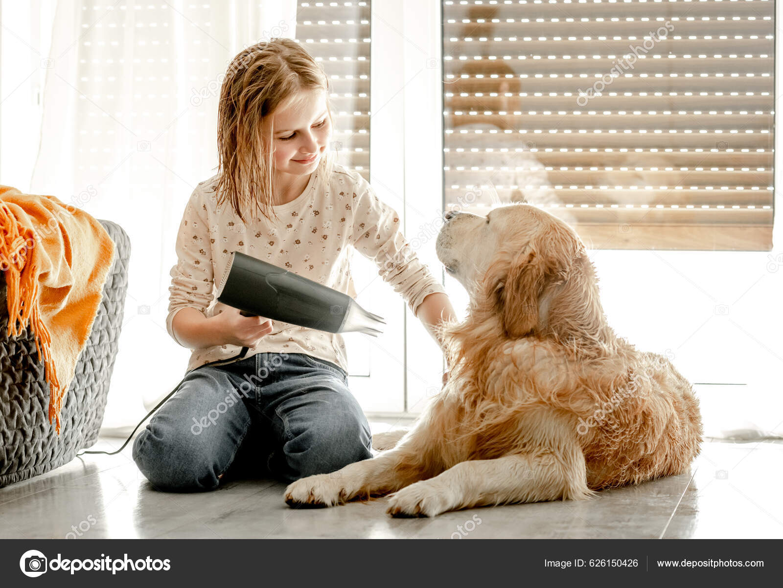 Preteen Girl Dries Golden Retriever Dog Wet Hair Dryer Shower — Zdjęcie