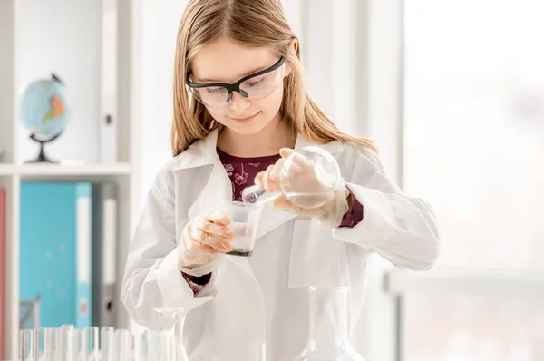 Chica Inteligente Durante Experimento Química Científica Con Gafas Protección Celebración — Foto de Stock