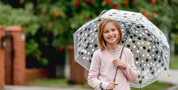 Şemsiyeli Genç Kız Kameraya Bakıyor Dışarıda Gülümsüyor Güzel Çocuk Portresi — Stok fotoğraf