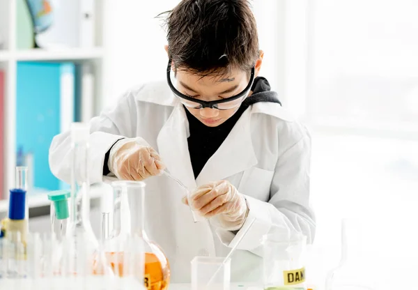Chico Escuela Haciendo Experimento Químico Midiendo Líquidos Químicos Clase Ciencias — Foto de Stock