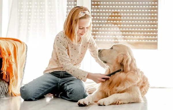 Preteen Girl Brushes Golden Retriever Dog Wet Hair Shower Cleaning — Fotografia de Stock