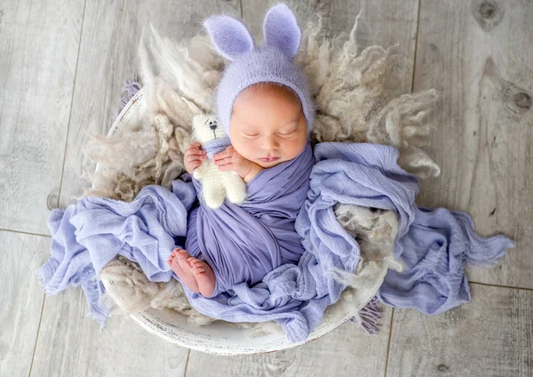 Nyfödd Pojke Ligger Med Kattleksak Och Ler Ett Litet Spädbarn — Stockfoto