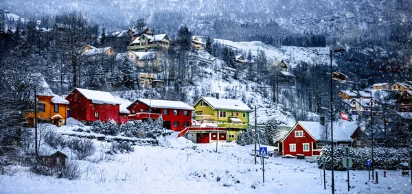 Charmant Village Norvège Avec Des Maisons Rouges Bois Entourées Montagnes — Photo