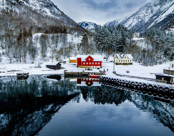 Encantadora Aldeia Noruega Com Casas Vermelhas Madeira Rodeadas Montanhas Nevadas — Fotografia de Stock