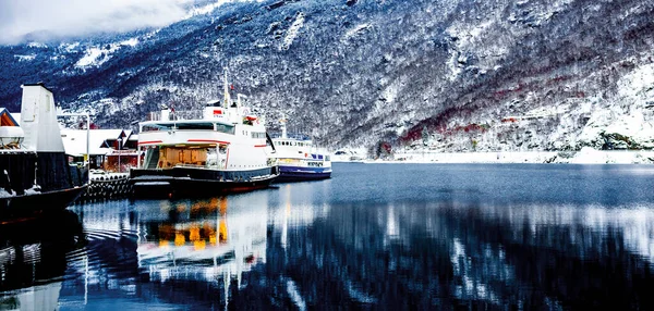 Barco Cruzeiro Casas Madeira Tradicionais Noruega Cercado Com Montanhas Nevadas — Fotografia de Stock