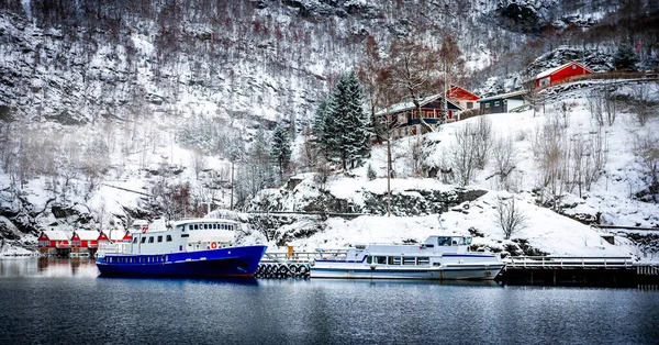 Encantadora Vista Lago Noruega Con Barcos Casas Rojas Madera Colina — Foto de Stock