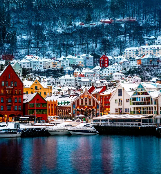 Winter Bergen Stad Met Beroemde Bryggen Koopwaar Houten Huizen Lichten — Stockfoto