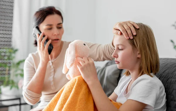 Mutter Mit Kranker Tochter Hause Ruft Arzt Mutter Kümmert Sich — Stockfoto