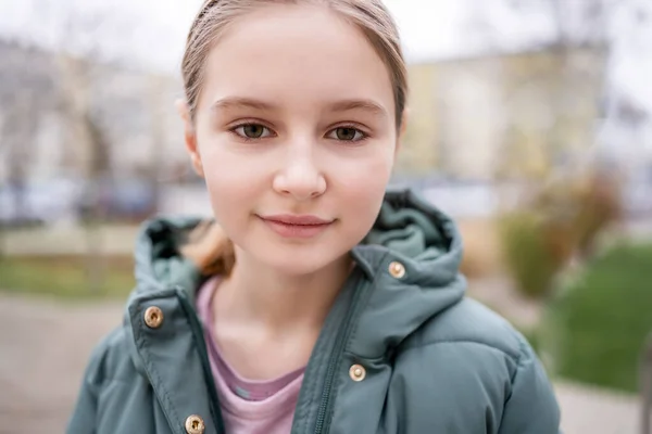 背景がぼやけている街の少女の通りの肖像画 秋の屋外でかわいい女性の子供 — ストック写真