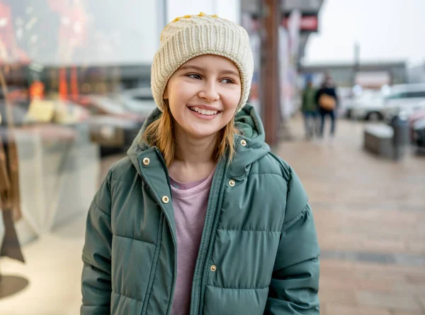 Předpuberťačka Usmívá Pouliční Portrét Městě Rozmazaným Pozadím Roztomilé Dítě Žena — Stock fotografie
