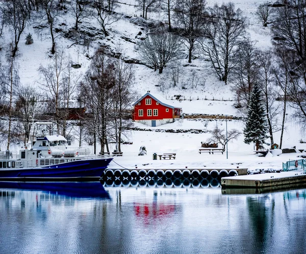 Okouzlující Vesnice Norsku Dřevěným Červeným Domem Lodí Odrazem Chladném Jezeře — Stock fotografie