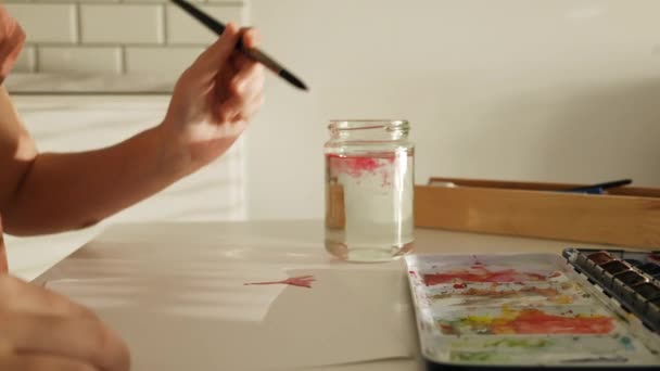 Ręka Dziecka Trzymająca Pędzel Rysunek Papierze Farbą Akwarelową Malowanie Dzieci — Wideo stockowe