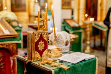 Ortodoks kilisesinde bir çocuğun vaftiz töreni için aksesuarlar..