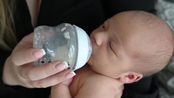 Noworodek Pijący Mleko Butelki Dziecko Karmiące Piersią Matki — Wideo stockowe