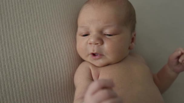 Новонароджений Хлопчик Лежить Ліжку Серйозно Задихається Портрет Немовляти Вдома — стокове відео