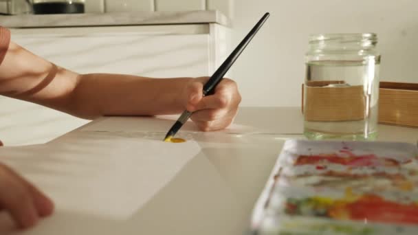 Ręka Dziecka Trzymająca Pędzel Rysunek Papierze Farbą Akwarelową Malowanie Dzieci — Wideo stockowe