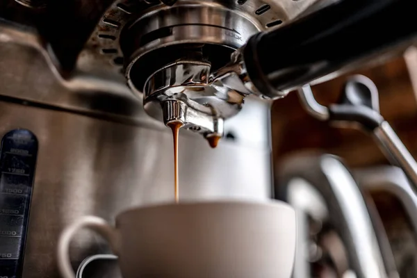 カップに新鮮なエスプレッソを準備するコーヒーメーカー イタリアのアロマドリンク付きのプロのカプチーノマシンとマグカップ — ストック写真