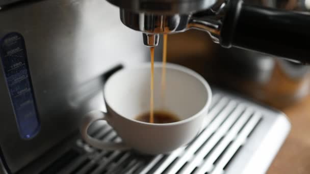 咖啡壶在杯子里准备新鲜的浓缩咖啡 专业的卡布奇诺咖啡机和带有意大利香味饮料的杯子 — 图库视频影像