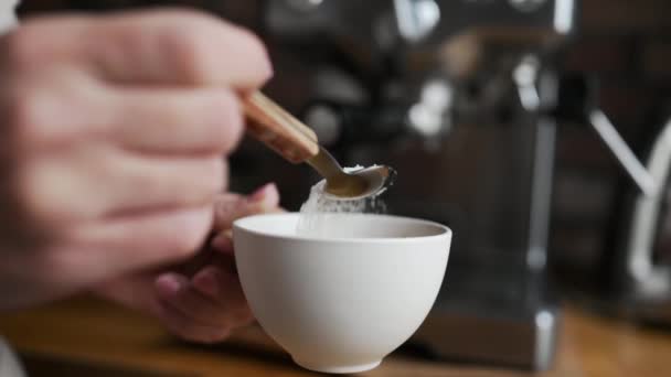 女孩在厨房里把糖放进咖啡卡布奇诺杯 以防止汗流浃背 带有葡萄糖结晶和甜味的热拿铁浓缩咖啡饮料 — 图库视频影像