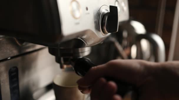 女孩们在家里打开咖啡壶里新鲜芳香的卡布奇诺咖啡 现代拿铁机的香味浓咖啡制备工艺 — 图库视频影像