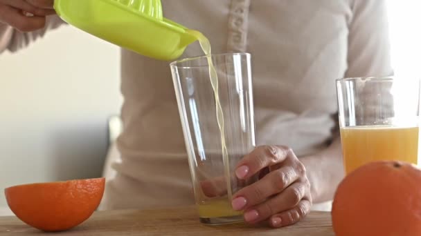 Girl Filling Glass Squeezed Orange Juice Manual Extractor Kitchen Woman — Vídeos de Stock