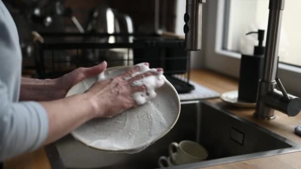 Κορίτσι Πλύσιμο Πιάτων Στην Κουζίνα Στο Σπίτι Σαπούνι Αφρό Και — Αρχείο Βίντεο