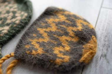 Yeni doğmuş bebek kıyafetleri ahşap bir masanın üzerine örülmüş.