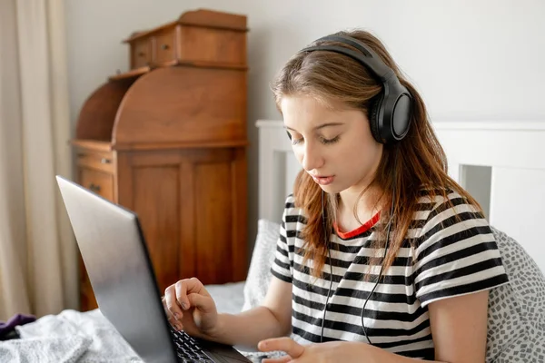 Pretty Girl Headphones Laptop Bed Listening Online Webinar Beautiful Teenager — Stock Photo, Image