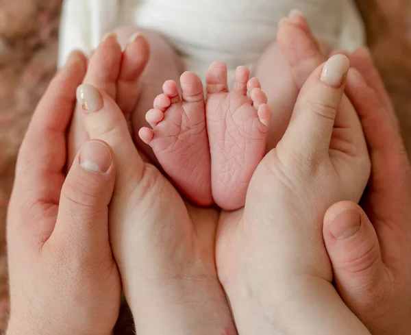 Newborn Baby Feet Parents Hands Making Heart Shape Symbol Love — Stock Photo, Image